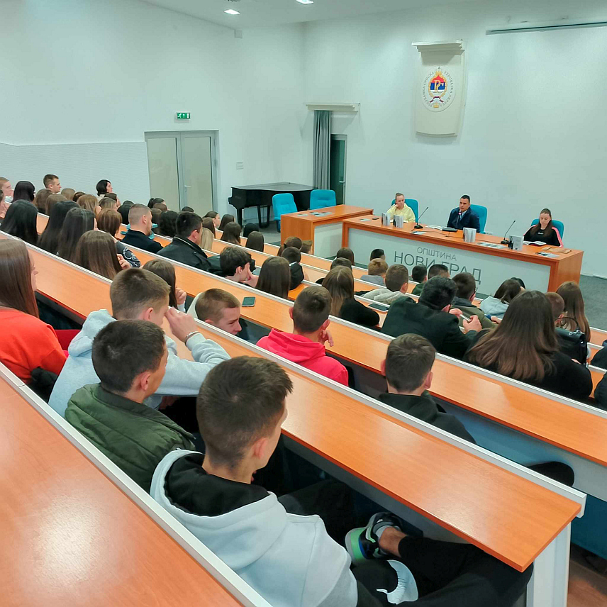НОВИ ГРАД, 22. АПРИЛА /СРНА/ - За групу средњошколаца у Новом Граду данас је одржан историјски час "Јасеновачки страдалници", чија је основа каталог истоимене изложбе, коју је приредио кустос у Јавној установи Спомен-подручје Доња Градина Мирко Димић.