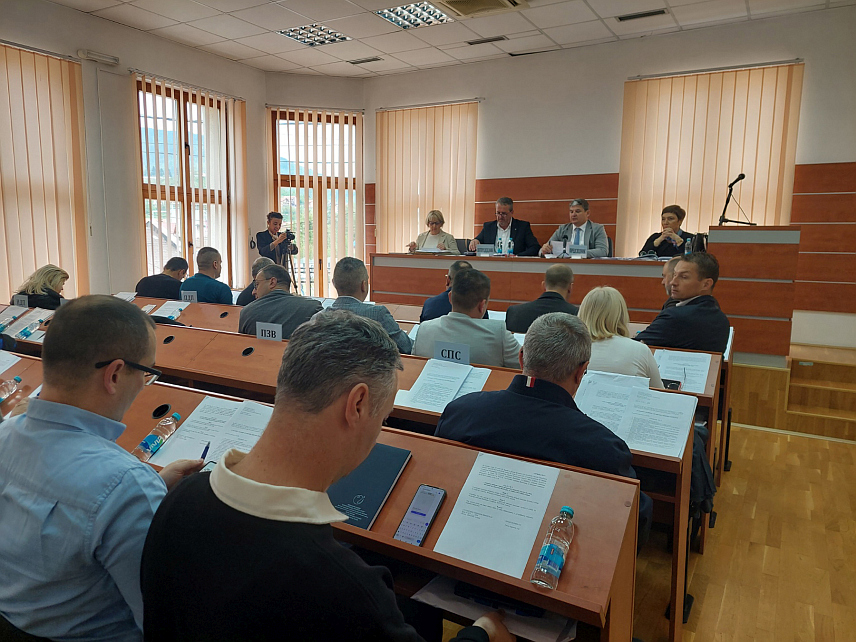 ВИШЕГРАД, 22. АПРИЛА /СРНА/ - Одборници Скупштине општине Вишеград, именовали су данас за новог вршиоца дужности директора Туристичке организације Бранислава Андрића, а разријешили досадашњег директорa Марка Божића.