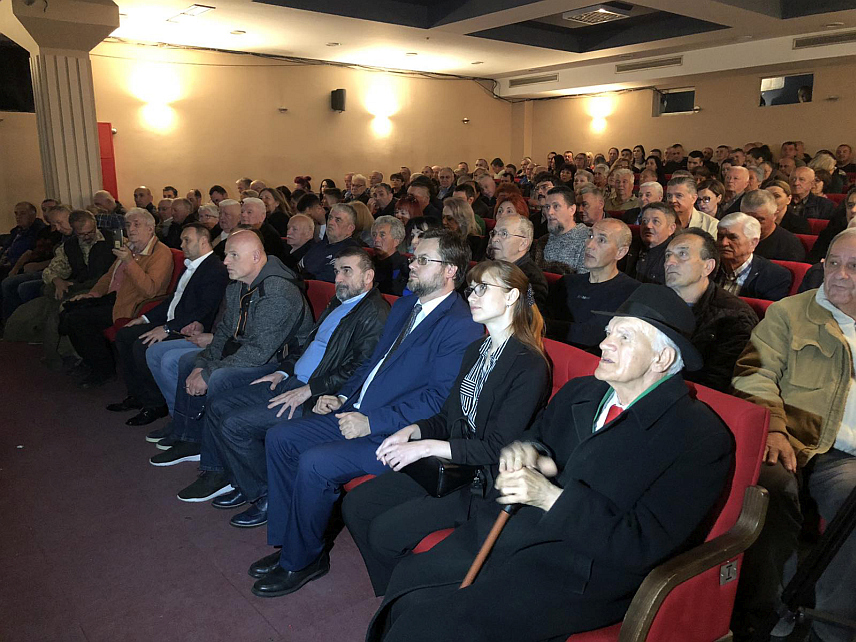 ИСТОЧНО САРАЈЕВО, 22. АПРИЛА /СРНА/ - Документарни филм "Илиџа 22. април 1992. године - Рашомонијада", који доноси причу о храбрости и жртвама Срба тадашње Српске Илиџе који су тог дана одбранили свој народ и територију, премијерно је вечерас приказан у Источном Сарајеву.