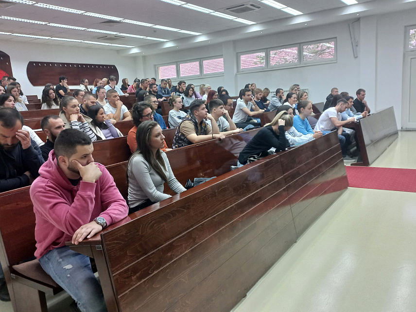 БАЊАЛУКА, 22. АПРИЛА /СРНА/ - Српски глумац, сценариста, режисер и музичар Никола Пејаковић Коља разговарао је са студентима на Факултету политичких наука Универзитета у Бањалуци, у оквиру Дана студената.