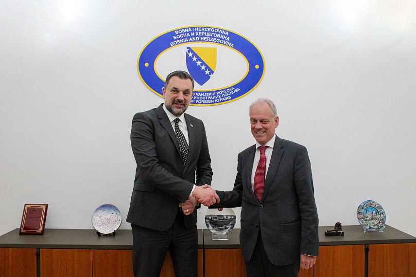 САРАЈЕВО, 22. АПРИЛА /СРНА/ - Министар иностраних послова у Савјету министара Елмедин Конаковић током састанка са генералним директором Директората за сусједску политику и преговоре о проширењу ЕУ Гертом Јаном Коопманом.