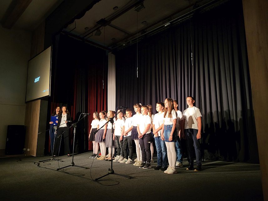 ПАЛЕ, 22. АПРИЛА /СРНА/ - Више од 100 ученика са Пала вечерас је пригодним програмом обиљежило Дан планете Земље.