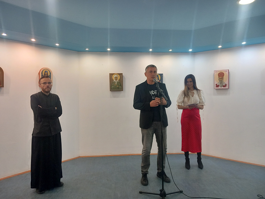 БИЛЕЋА, 22.АПРИЛА /СРНА/ - У Дому културе у Билећи вечерас је отворена изложба икона "Агиос" аутора Петре Коснић, иконописца из Београда на којој је представљено 21 икона.