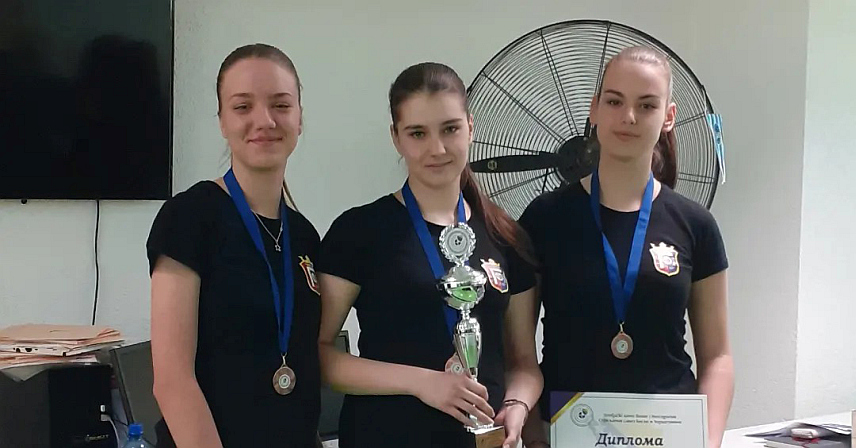 СОКОЛАЦ, 22. АПРИЛА /СРНА/ - Јуниорке соколачког Стрељачког клуба "Гласинац" освојиле су у Сарајеву бронзану медаљу на првенству БиХ у стрељаштву, дисциплине ваздушна пушка и ваздушни пиштољ.