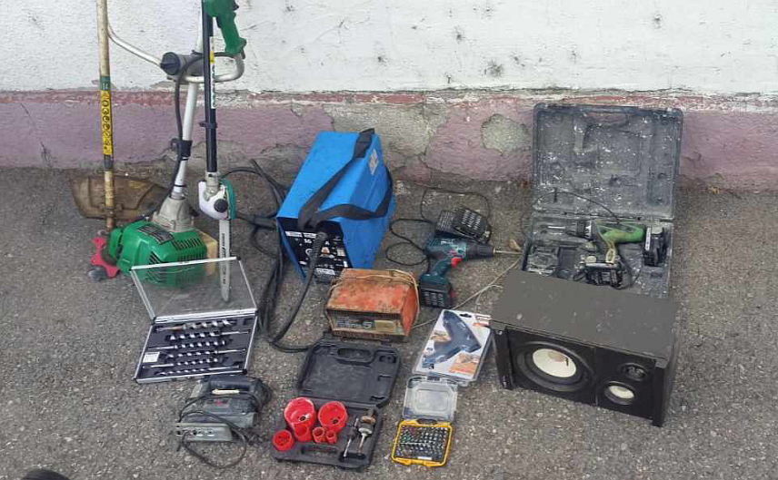 ДОБОЈ, 23. АПРИЛА /СРНА/ - Теслићка полиција ухапсила је лице чији су иницијали В.Ш. из Добој Југа /у Федерацији БиХ/ за које постоји сумња да је из помоћног објекта у Теслићу отуђило електричне и моторне уређаје, који су пронађени и након окончања поступка биће враћени власнику.