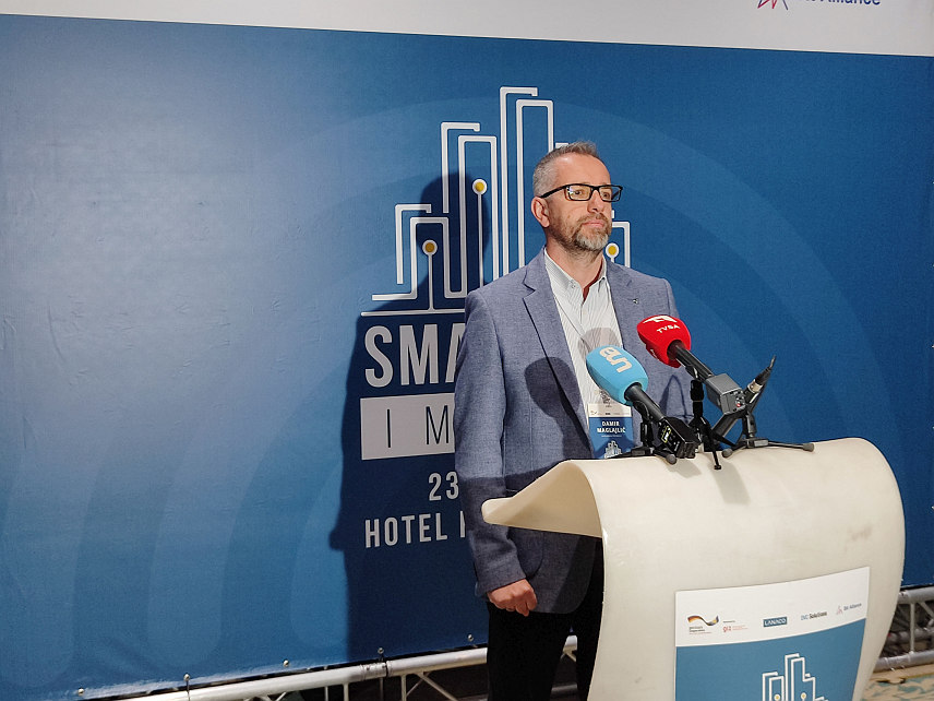 САРАЈЕВО, 23. АПРИЛА /СРНА/ - Извршни директор "Бит алијансе" Дамир Маглајлић на конференцији за новинаре у Сарајеву, гдје је одржана завршна конференција "Утицај паметног града" којом је и обиљежен завршетак пројекта "Паметни градови - ка дигиталној трансформацији градова у БиХ".