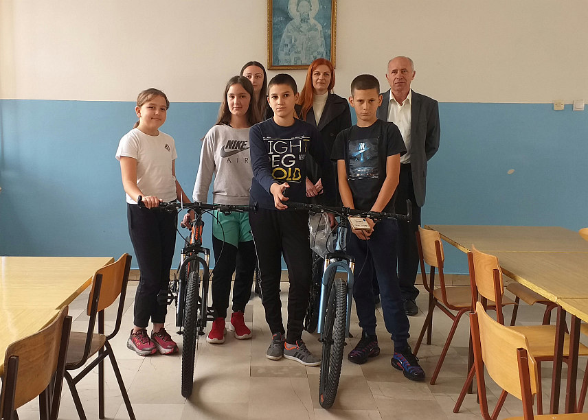 МИЛИЋИ, 23. АПРИЛА /СРНА/ - Основна школа "Алекса Јакшић" у Милићима биће у суботу, 27. априла, домаћин регионалног такмичења "Дјеца у саобраћају 2024", а данас су од милићког Ауто-мото друштва /АМД/ добили два бицикла која ће им омогућити квалитетније такмичење.