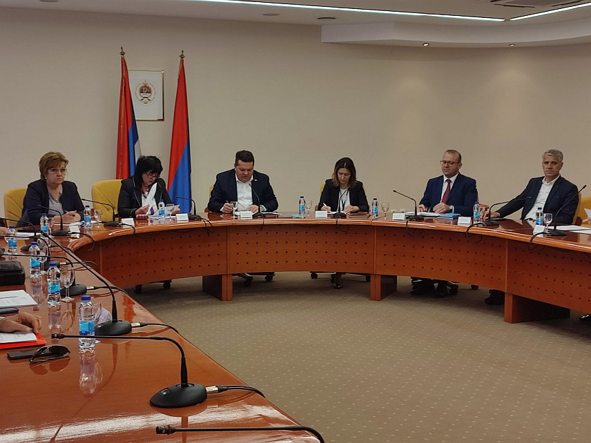 БАЊАЛУКА, 23. АПРИЛА /СРНА/ - Заједничка комисија Народне скупштине и Вијећа народа Републике Српске за усаглашавање закона на сједници у Бањалуци.