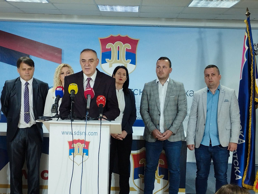 БАЊАЛУКА, 23. АПРИЛА /СРНА/ - Предсједник СДС-а Милан Миличевић на конференцији за новинаре у Бањлуци.