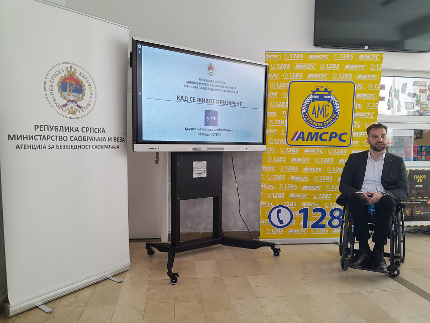 МРКОЊИЋ ГРАД, 23. АПРИЛА /СРНА/ - у Средњошколском центру Мркоњић Град данас је предавањем на тему "Кад се живот преокрене" и симулаторним показним вјежбама за средњошколце, озваничен почетак кампање "Лако је појас везати".