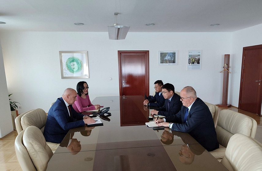 БАЊАЛУКА, 23. АПРИЛА /СРНА/ - Министар енергетике и рударства Републике Српске Петар Ђокић на састанку у Бањалуци са представницима кинеске компаније TБЕА Интернешнел.