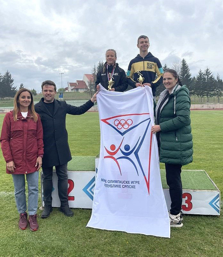 СОКОЛАЦ, 23. АПРИЛА /СРНА/ - Хелена Марић из Основне школе "Свети Сава" из Рогатице и Михајло Крстајић из Основне школе "Соколац" били су најуспјешнији атлетичари у конкуренцији основаца у оквиру Малих олимпијских игара Сарајевско-романијске регије, које су данас на Сокоцу окупиле 120 такмичара.