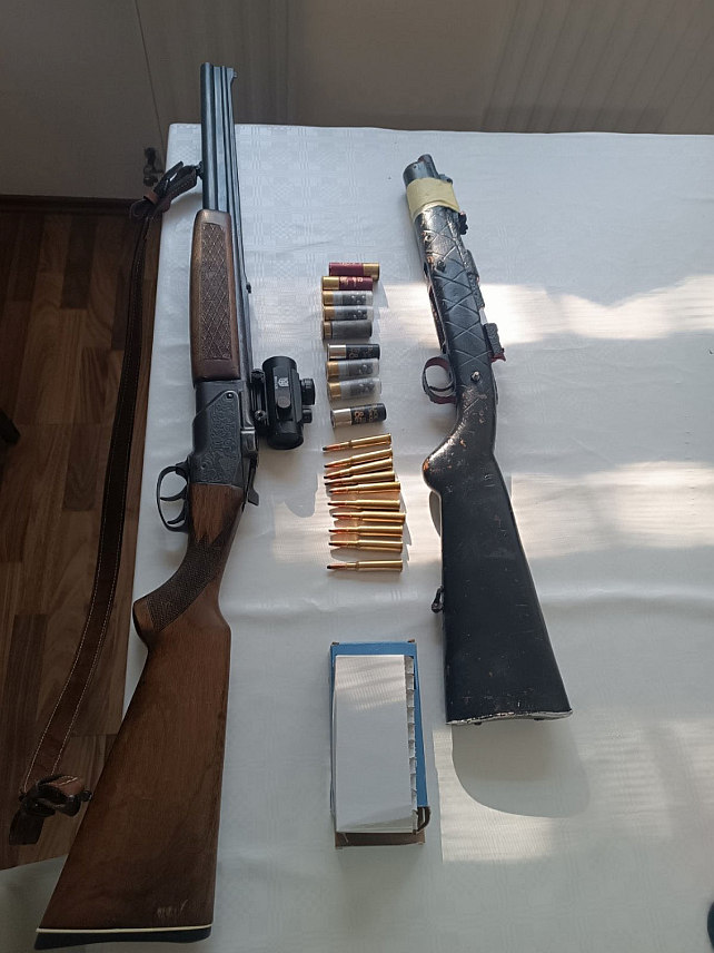 ДОБОЈ, 23. АПРИЛА /СРНА/ - Лице из Теслића чији су иницијали Д.Ђ. ухапшено је данас у оквиру полицијске акције "Калибар" у којој је пронађена већа количина ватреног оружја, а у току је криминалистичка обрада над осам лица.