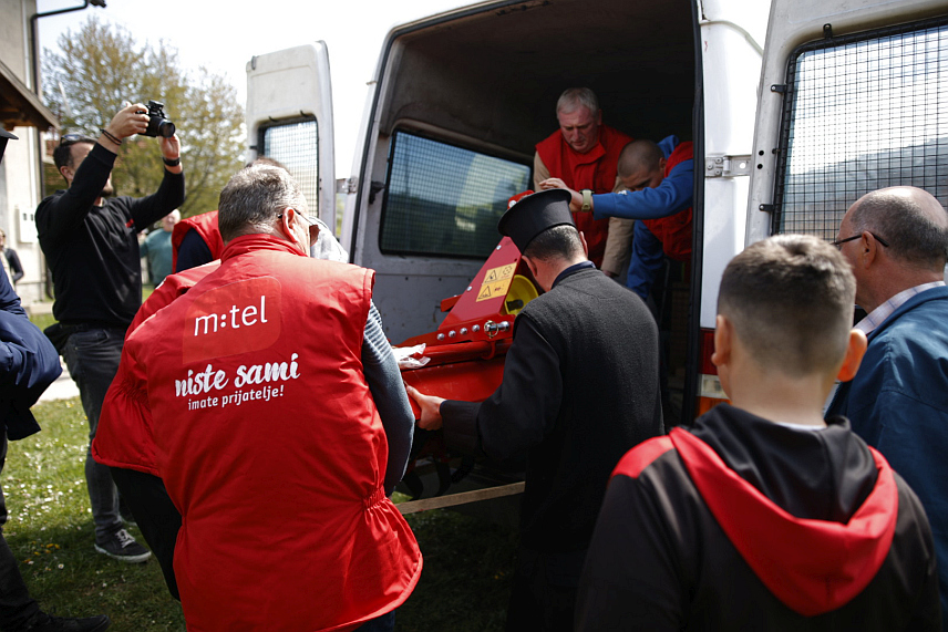 БОСАНСКИ ПЕТРОВАЦ, 23. АПРИЛА /СРНА/ - Генерални директор компаније "М:тел" Јелена Триван уручила је данас донацију породици Шобот у село Бравско код Босанског Петровца којој је у оквиру акције "Нисте сами, имате пријатеље" обновљена кућа.