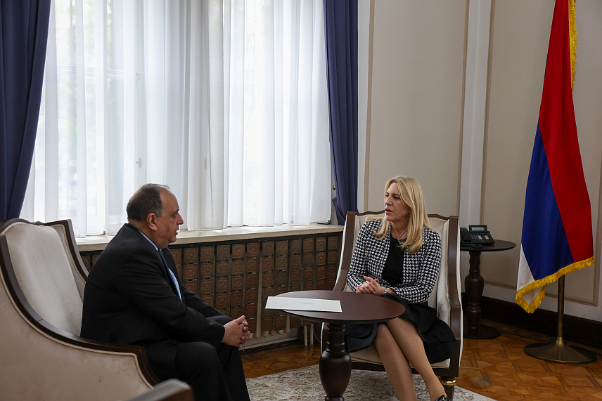 САРАЈЕВО, 23. АПРИЛА /СРНА/ - Српски члан Предсједништва БиХ Жељка Цвијановић и амбасадор Азербејџана у БиХ Вилајат Мукхтар Оглу Гулијев разговарали су данас у Сарајеву о даљем јачању билатералних односа који су оцијењени као веома добри и пријатељски.