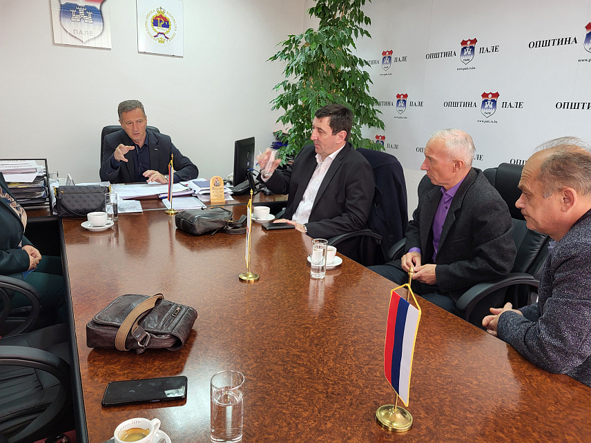 ПАЛЕ, 23. АПРИЛА /СРНА/ - Начелник општине Пале Бошко Југовић на састанку са директорима основних школа "Пале" Александром Рајићем, "Мокро" Радмилом Веселиновић и "Србија" Ненадом Ђапићем, те директором Средњошколског центра Пале Синишом Руљем.