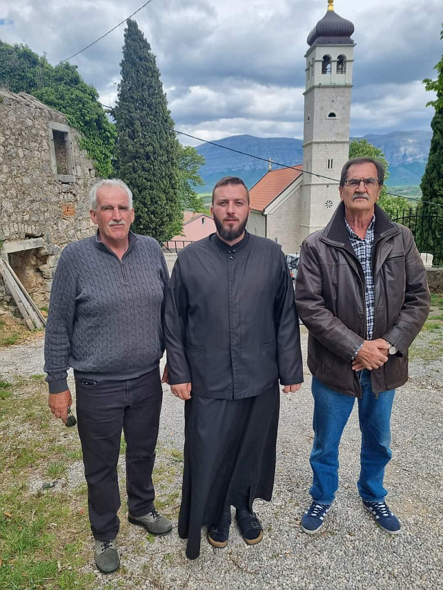 ВРЛИКА, 23. АПРИЛА /СРНА/ - Представници Вијећа српске националне мањине Сплитско-далматинске жупаније разговарали су данас са парохом врличким Лазаром Пријићем .