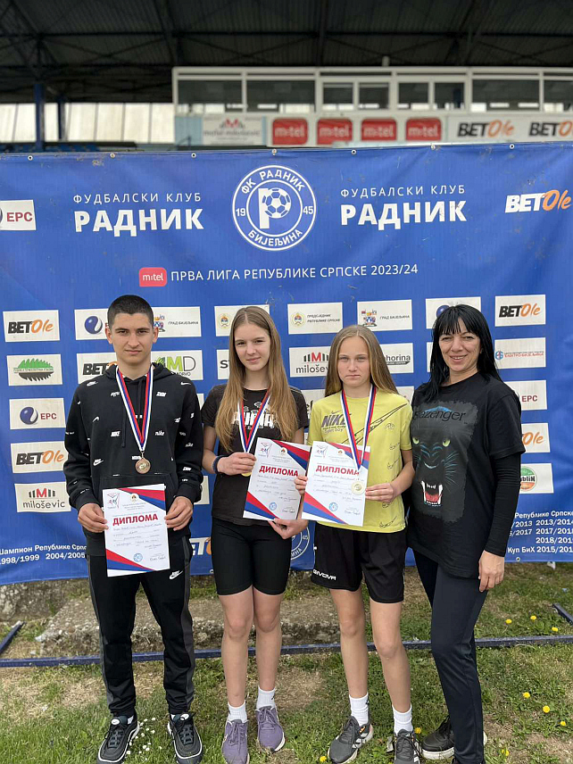 БИЈЕЉИНА, 23. АПРИЛА /СРНА/ - Ученица седмог разреда Основне школе /ОШ/ "Алекса Јакшић" из Милића Атина Делић освојила је прво мјесто у скоку удаљ и проглашена за најбољу такмичарку на регионалном такмичењу у атлетици одржаном у Бијељини у оквиру Малих олимпијских игара /МОИ/.