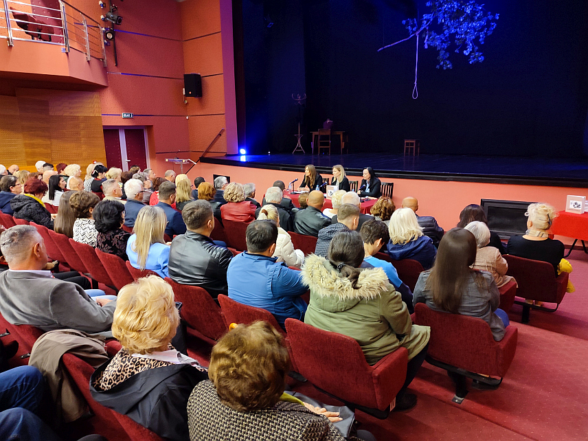 ГРАДИШКА, 23. АПРИЛА /СРНА/ - У Културном центру у Градишци вечерас је представљена монографија "У борби рођене, допринос жена Козаре Народноослободилачкој борби", ауторки Ведране Адамовић и Марине Љубичић Богуновић, виших кустоса историчара из Приједора, те отворена истоимена изложба.