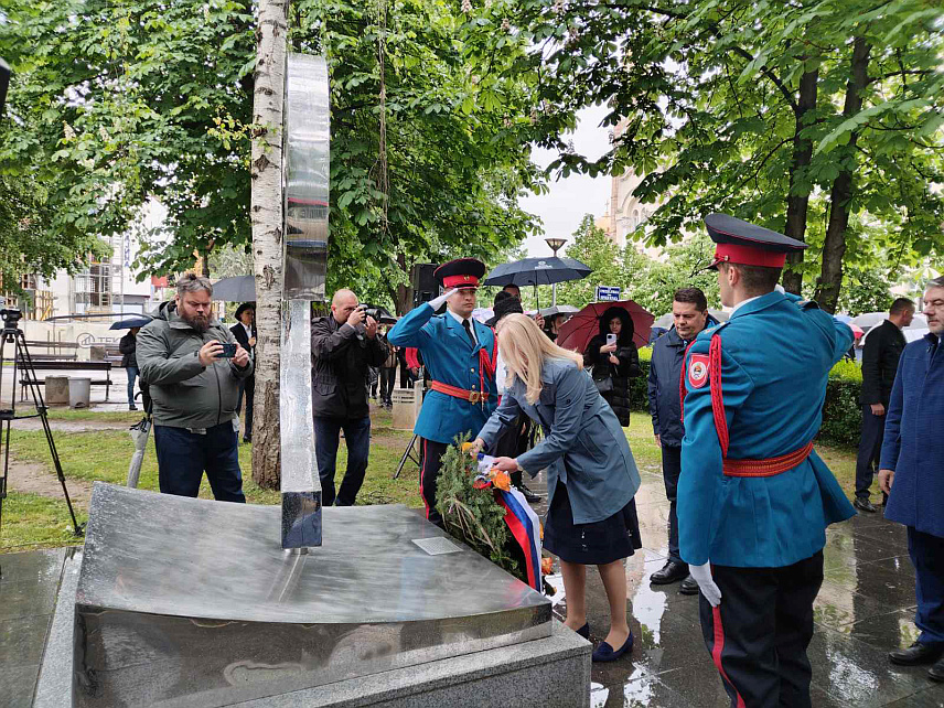 БАЊАЛУКА, 24. АПРИЛА /СРНА/ - Српски члан Предсједништва БиХ Жељка Цвијановић, предсједник Народне скупштине Републике Српске Ненад Стевандић и представници града Бањалука положили су данас вијенце на Споменик "12 беба" поводом прославе Дана града.