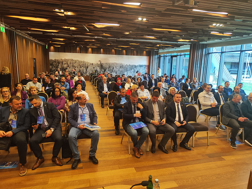 ЈАХОРИНА, 24. АПРИЛА /СРНА/ - На Јахорини је отворена тродневна међународна конференција посвећена неопходним реформама сектора јавних водних услуга којим ће бити обезбијеђена финансијска стабилност и самоодрживост водоводних предузећа.