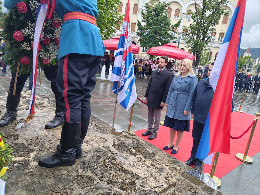 БАЊАЛУКА, 24. АПРИЛА /СРНА/ - На Тргу палих бораца у Бањалуци одата је почаст херојима и положени вијенци на Спомен-обиљежје погинулим борцима НОР-а , а вијенце су положили српски члан Предсједништва БиХ Жељка Цвијановић, предсједник Народне скупштине Републике Српске Ненад Стевандић и изасланик предсједника Републике Марко Ромић.