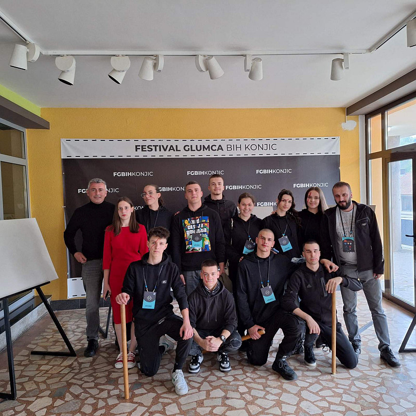 БИЛЕЋА, 24. АПРИЛА /СРНА/ - Омладинско позориште из Билеће освојило је гран-при за најбољу представу "Ожиљци" и четири награде на 22. фестивалу средњошколског драмског стваралаштва БиХ у Коњицу.