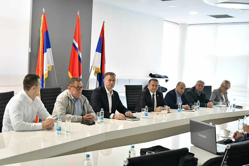 ИСТОЧНО САРАЈЕВО, 24. АПРИЛА /СРНА/ - У Градској управи Источно Сарајево данас је одржана презентација пројекта изградње додатне траке за спора возила на дионици магистралног пута Подроманија-Сумбуловац, превој Романија.