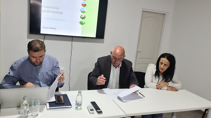 ДОБОЈ, 24. АПРИЛА /СРНА/ - У Добоју су данас потписани уговори за додјелу 20 пластеника од по 100 метара квадратних са системом за наводњавање и сјеменским материјалом по пројекту "Економско оснаживање социјално и материјално угрожених особа и младих особа кроз производњу поврћа у пластеницима".