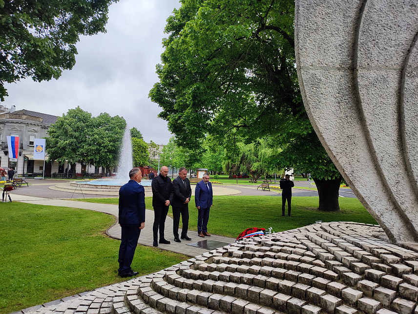 ГРАДИШКА, 24. АПРИЛА /СРНА/ - Полагање вијенаца код споменика погинулим борцима и цивилима у Другом свјетском и Одбрамбено-отаџбинском рату у Градишци поводом обиљежавања Дана града.