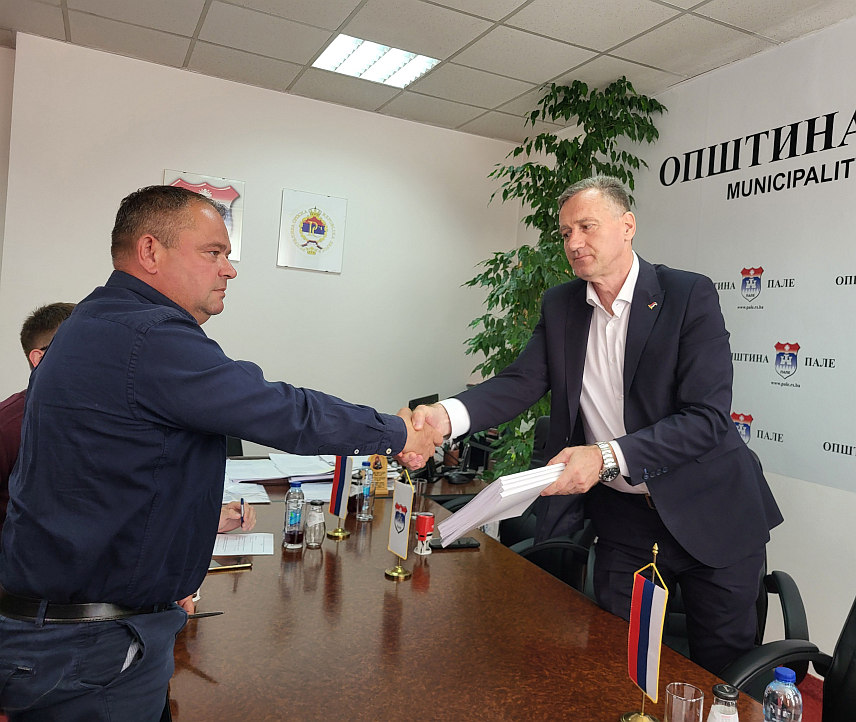 ПАЛЕ, 24. АПРИЛА /СРНА/ - Начелник општине Пале Бошко Југовић и извођач радова "Еко еуро тим" из Бањалуке потписали су данас уговоре за извођење радова на два пројекта који се тичу изградње главног канализационог колектора и примарне канализационе мреже фекалне канализације на Јахорини, чија укупна вриједност прелази три милиона КМ.