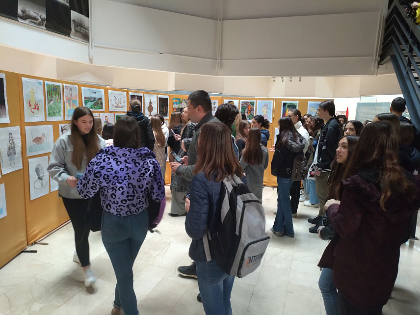 БАЊАЛУКА, 24. АПРИЛА /СРНА/ - У Музеју Републике Српске у Бањалуци данас је отворена изложба ликовних радова ученика основних школа "Прољеће у музеју" на којој је представљено више од 150 цртежа.