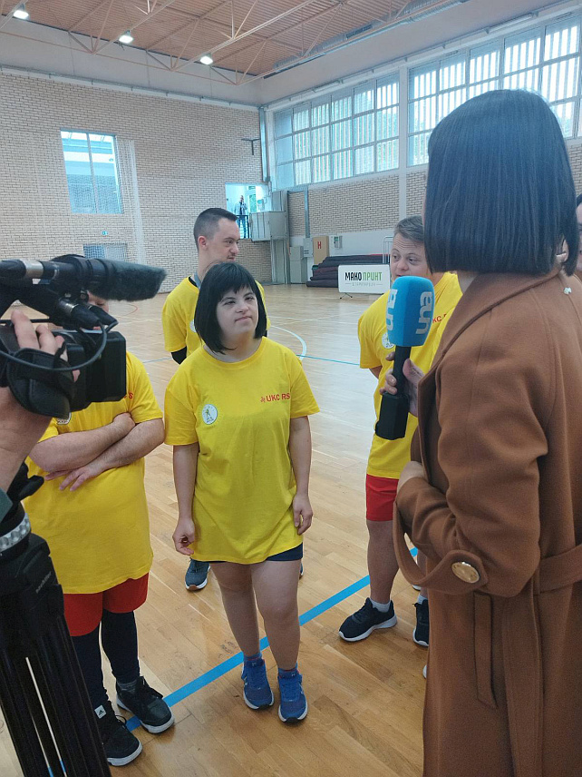 БАЊАЛУКА, 24. АПРИЛА /СРНА/ - У Бањалуци је данаs содржана фудбалска утакмица између женских тимова особа са Дауновим синдромом и компаније "М:тел", под мотом "Фудбалом против стигме, дискриминације жена и особа са Дауновим синдромом и расизма".