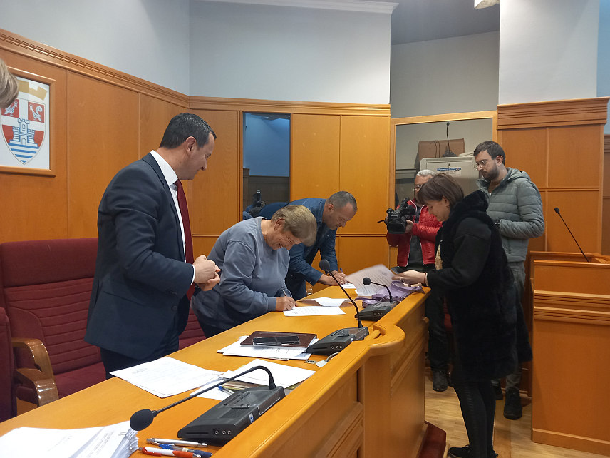 ТРЕБИЊЕ, 24. АПРИЛА /СРНА/ - У Градској управи Требиње данас су потписани уговори о стипендирању успјешних студената - бруцоши који су средњошколско образовање завршили као ђаци генерације и најбоље рангирани студенти на пријемним испитима на јавним високошколским установама на подручју града.	
