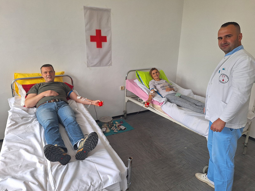 РОГАTИЦА, 24. АПРИЛА /СРНА/ - У акцији добровољног давања крви у Рогатици данас су прикупљене 33 дозе крви чиме ће бити побољшане резерве Службе за трансфузијску медицину у Универзитетској болници у Фочи.