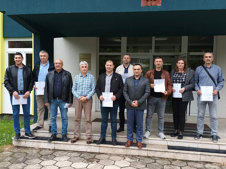 ЗВОРНИК, 24. АПРИЛА /СРНА/ - На Технолошком факултету у Зворнику данас су уручена увјерења о завршеном мастер студију технологије за 11 инжењера.