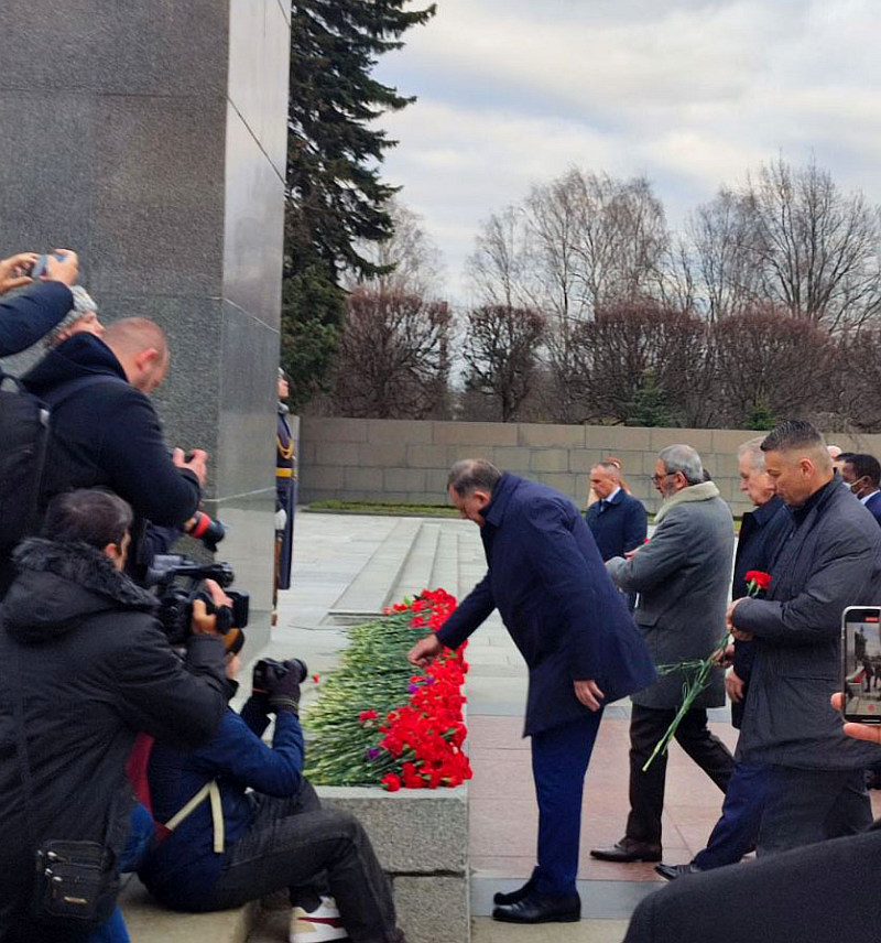 САНКT ПЕTЕРБУРГ, 24. АПРИЛА /СРНА/ - Предсједник Републике Српске Милорад Додик присуствовао је данас церемонији полагања вијенаца и цвијећа на Меморијалном гробљу Пискаревско у Санкт Петербургу, чиме је одата почаст жртвама нацистичке опсаде Лењинграда која је окончана прије 80 година
