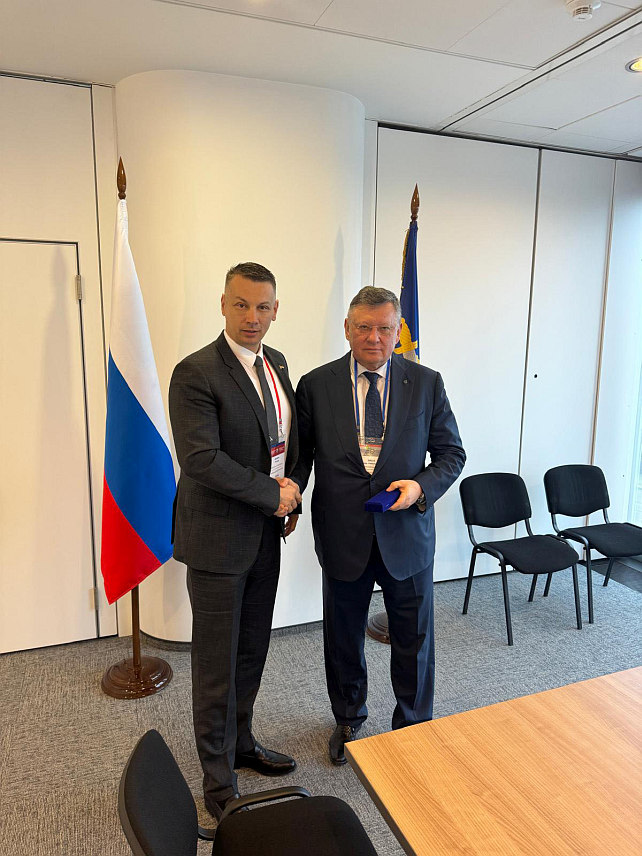 САНКТ ПЕТЕРБУРГ, 24. АПРИЛА /СРНА/ - Министар безбједности у Савјету министара Ненад Нешић разговарао је данас у Санкт Петербургу са замјеником министара унутрашњих послова Русије Игором Зубовом