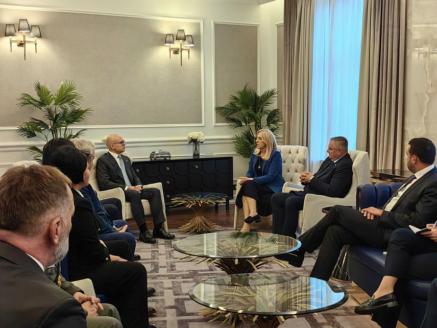 БАЊАЛУКА, 24. АПРИЛА /СРНА/ - Српски члан Предсједништва БиХ Жељка Цвијановић, премијер Републике Српске Радован Вишковић и потпредсједник Владе Србије Милош Вучевић на састанку у Бањалуци.