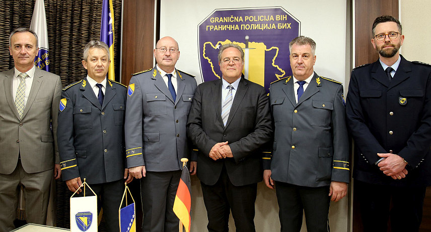 САРАЈЕВО, 24. АПРИЛА /СРНА/ - Директор Граничне полиције БиХ Мирко Купрешаковић током састанка са предсједником Савезне полиције Њемачке Романом Дитером и официром за везу њемачке полиције у БиХ Флориjаном Ведикиндом.