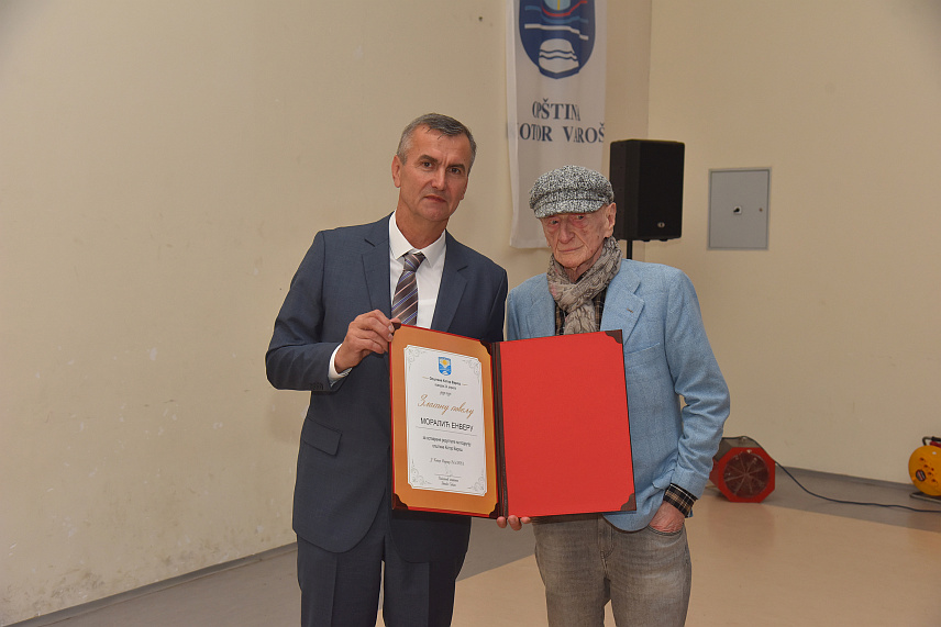 КОТОР ВАРОШ, 24. АПРИЛА /СРНА/ - На академији поводом Дана општине Котор Варош - 24. априла највише општинско признање Златна повеља урућено је угледном привреднику и рођеном Которварошанину Енверу Моралићу.