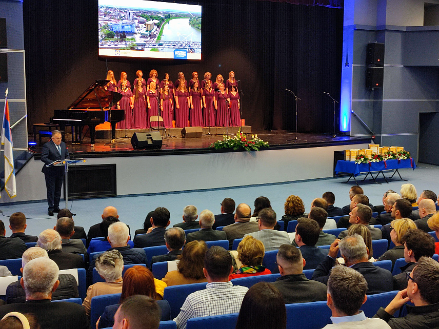 ГРАДИШКА, 24. АПРИЛА /СРНА/ - У градишком Културном центру вечерас је одржана Академија поводом Дана града Градишка - 24. априла, на којој су уручена признања заслужним појединцима, организацијама и предузећима.