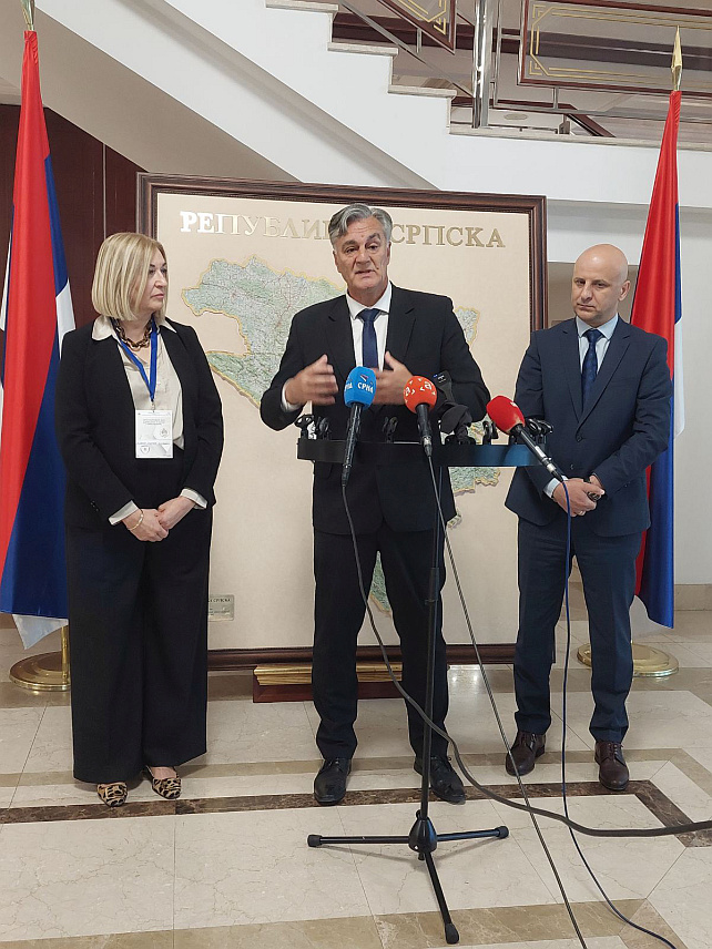 БАЊАЛУКА, 25. АПРИЛА /СРНА/ - Министар унутрашњих послова Републике Српске Синиша Каран данас је у Бањалуци отворио конференцију "Дигитални свијет" поводом Међународног дана дјевојака и жена у информационо-комуникационом сектор.