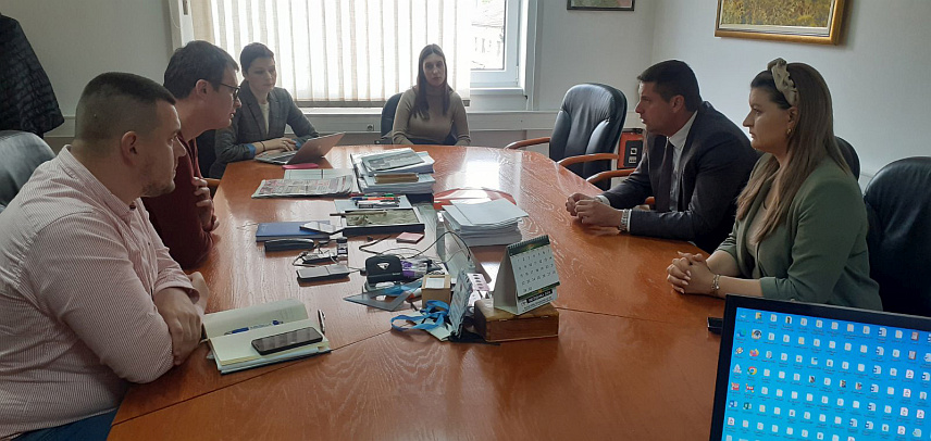 ИСТОЧНО САРАЈЕВО, 25. АПРИЛА /СРНА/ - Начелници општина Источна Илиџа и Источно Ново Сарајево Маринко Божовић и Јован Катић договорили су данас да са 100 КМ помогну ученике завршних разреда Средњошколског центра /СШЦ/ "Источна Илиџа" и СШЦ "28. јуни" да би се лакше спремили за прославу матуре.