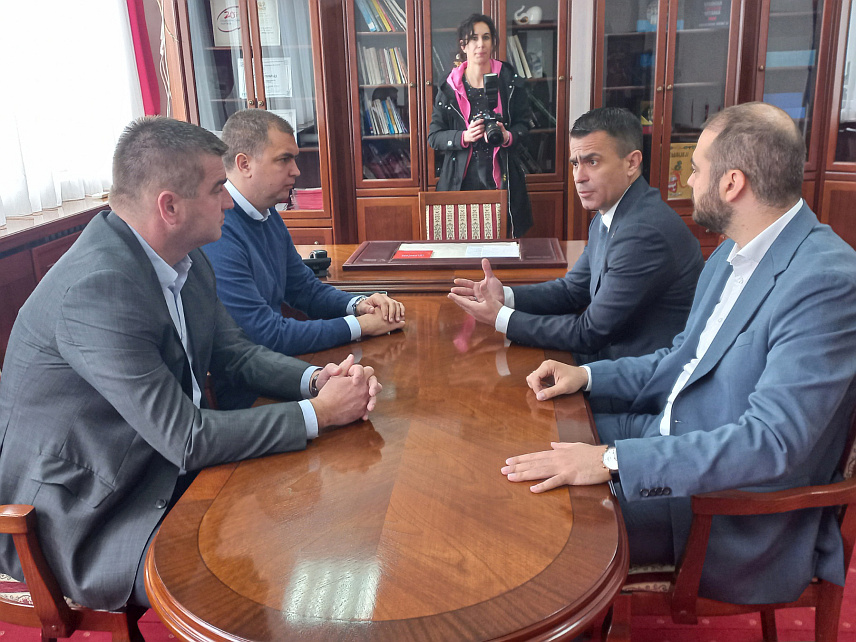 БАЊАЛУКА, 25. АПРИЛА /СРНА/ - Потпредсједници Социјалистичке партије /СП/ Срђан Тодоровић и Социјалистичке партије Србије /СПС/ Ђорђе Милићевић сагласили су се данас да ће одлична сарадња ове двије странке бити настављена, прије свега братимљењем што више општинских одбора са обје стране Дрине.