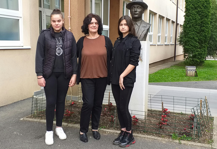 МИЛИЋИ, 25. АПРИЛА /СРНА/ - Ученица седмог разреда Бојана Васиљевић,ученица деветог разреда Милица Видовић и наставник руског језика и књижевности у милићкој основној школи Драгица филиповић.