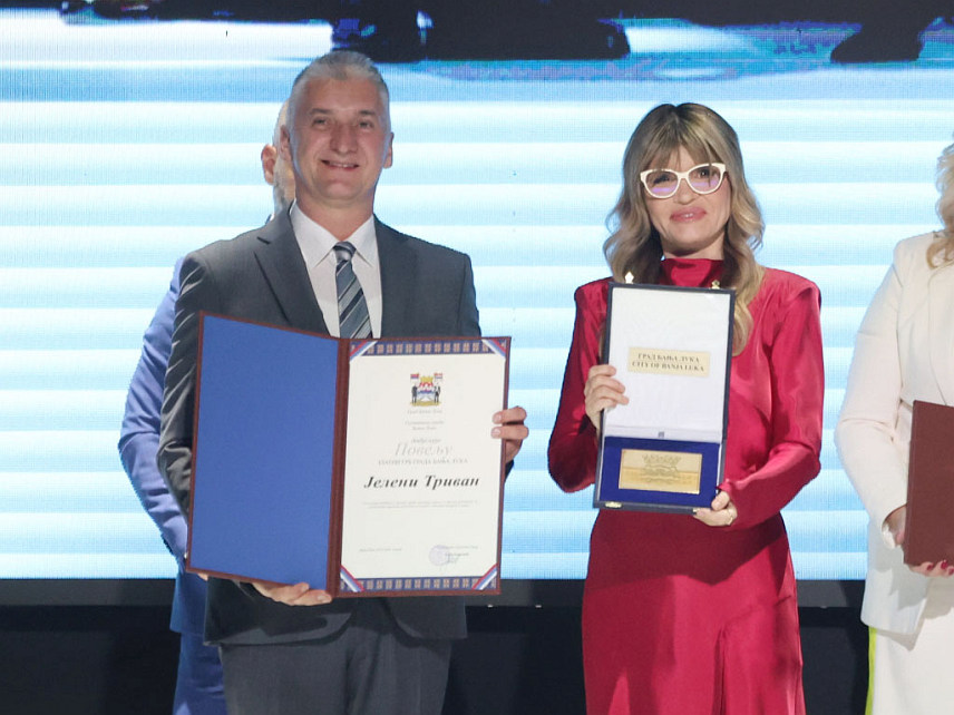 БАЊАЛУКА, 25. АПРИЛА /СРНА/ - Генералном директору компаније "М:тел" Јелени Триван је синоћ на свечаној академији поводом Дана, додијељено престижно признање за изузетан допринос у развоју Бањалуке - Златни грб града.