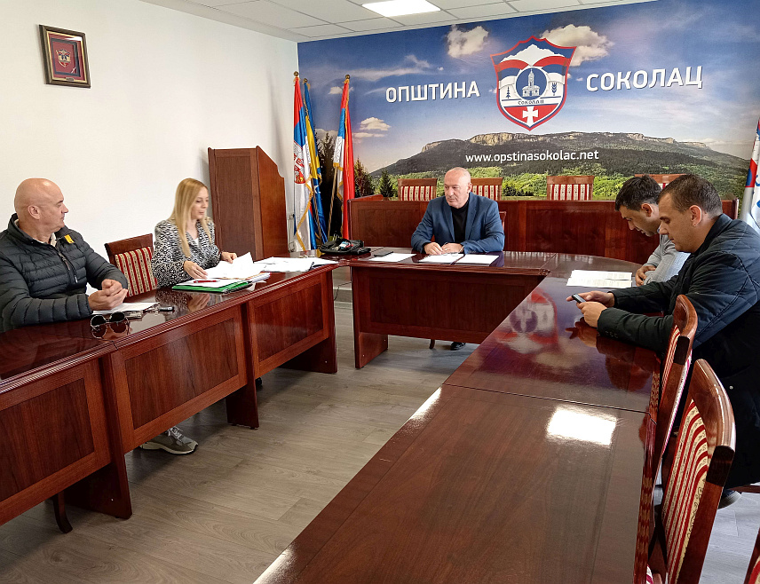 СОКОЛАЦ, 25. АПРИЛА /СРНА/ - Предсједник Скупштине општине Соколац Сретко Марјановић организовао је данас састанак на који су позвани шефови одборничких клубова у локалној и одборници Скупштине града Источно Сарајево из ове општине.