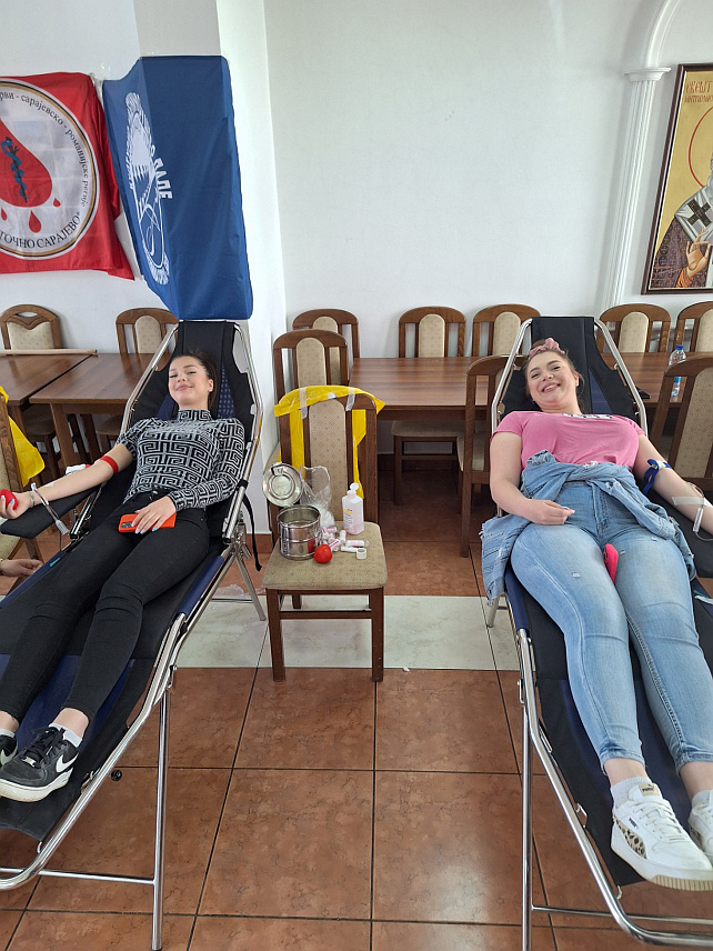 ПАЛЕ, 25. АПРИЛА /СРНА/ - У акцији Удружења добровољних давалаца крви Сарајевско-романијске регије данас је прикупљено 55 доза драгоцјене течности.