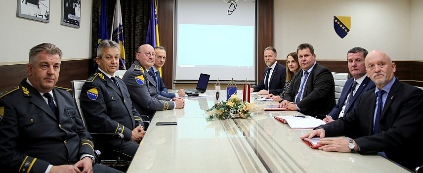 САРАЈЕВО, 25. АПРИЛА /СРНА/ - Директор Граничне полиције БиХ Мирко Купрешаковић је директору Савезног МУП-а Аустрије Мајклу Такачу уручио Златни грб Граничне полиције.